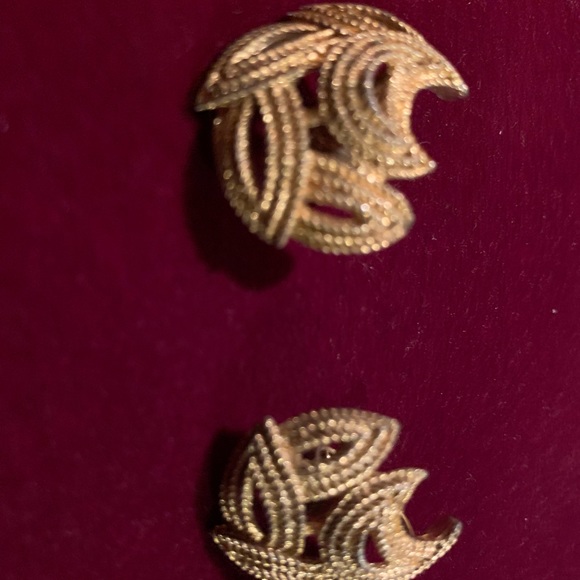 Vintage Gold Tone Clip On Earrings. - Picture 2 of 4
